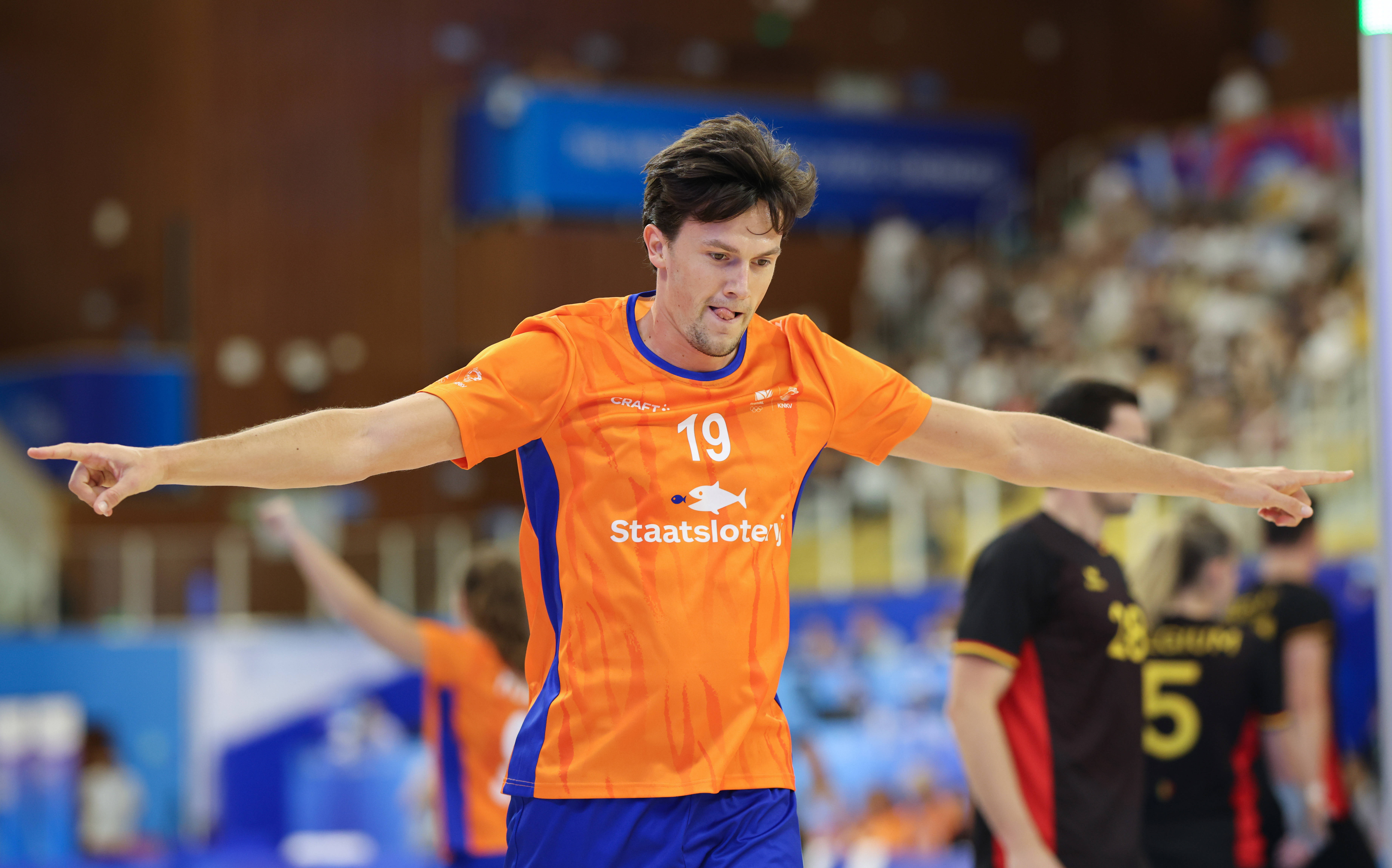 包含荷兰主场高光表现,夺取小组头名晋级的词条 包含荷兰主场高光表现,夺取小组头名晋级的词条